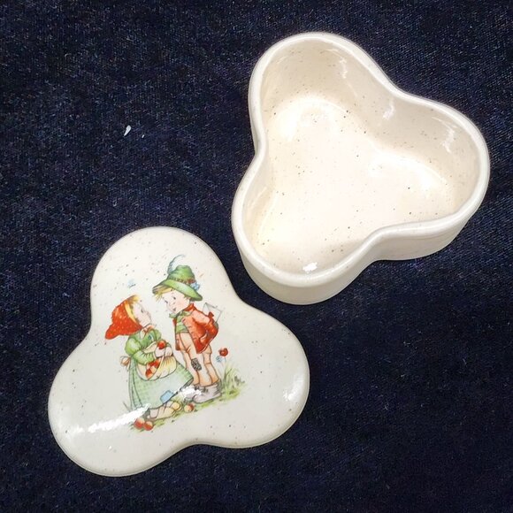 Vintage Spade Shaped Trinket Box With Cute Danish Kids VTG Enesco 3" - Picture 2 of 6